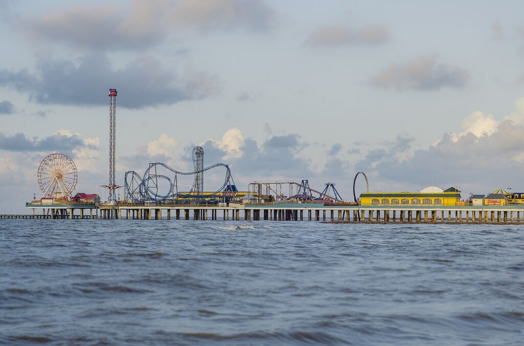 https://commons.wikimedia.org/wiki/File:Pleasure_Pier_in_Galveston,_Texas.jpg