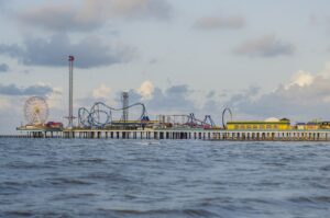 https://commons.wikimedia.org/wiki/File:Pleasure_Pier_in_Galveston,_Texas.jpg